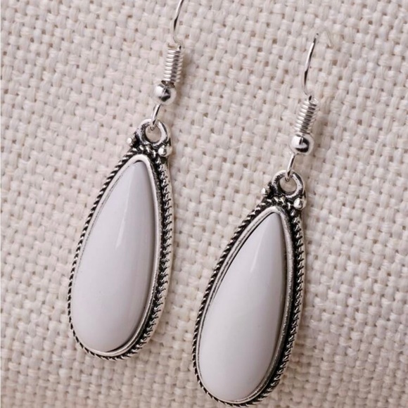 Water drop earrings with white stone. - Picture 4 of 4